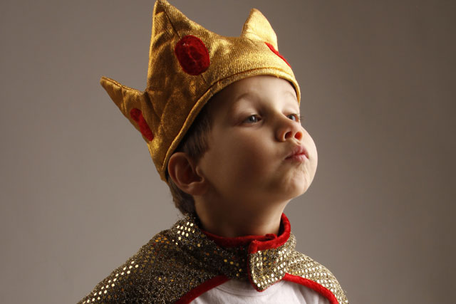 Das Bild zeigt ein Kind verkleidet als herrschender König
