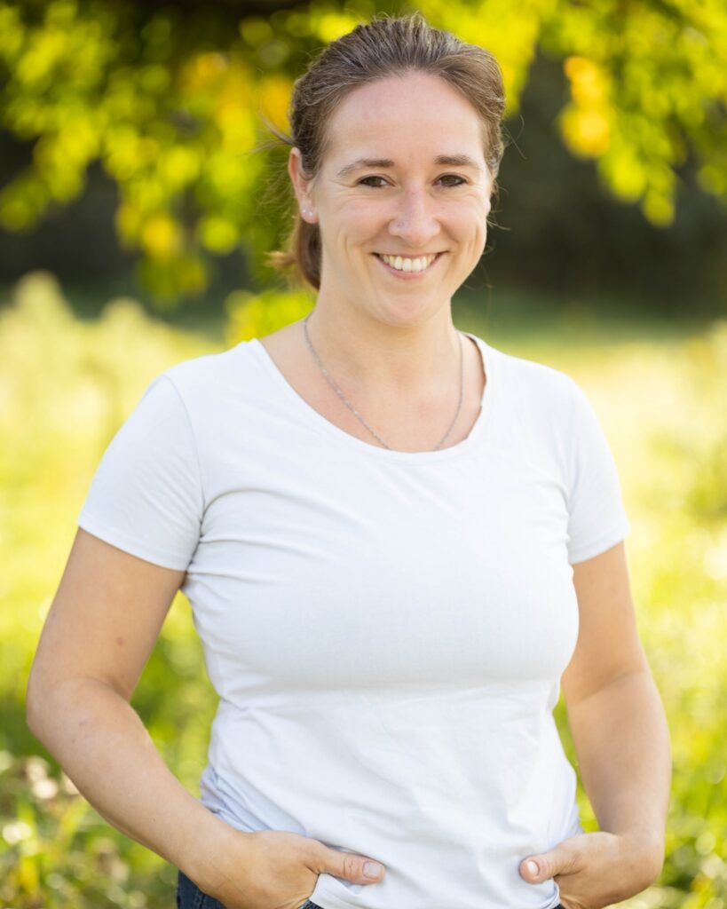Porträt von Jennifer Schniedermeier, bindungsorientierte Familienbegleiterin bei Sichtwechsel.